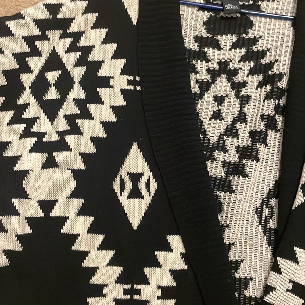 Womens BCBGMaxazria 3/4" Sleeve Aztec Chunky Knit Cardigan. Size S/M - Picture 4 of 6